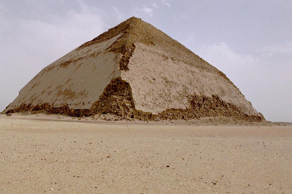 La Pirámide Acodada, de caras romboidales. <a href="https://commons.wikimedia.org/wiki/File:GD-EG-Saqqara004.JPG" rel="nofollow noopener" target="_blank" data-ylk="slk:Wikimedia Commons;elm:context_link;itc:0;sec:content-canvas" class="link ">Wikimedia Commons</a>, <a href="http://creativecommons.org/licenses/by/4.0/" rel="nofollow noopener" target="_blank" data-ylk="slk:CC BY;elm:context_link;itc:0;sec:content-canvas" class="link ">CC BY</a>