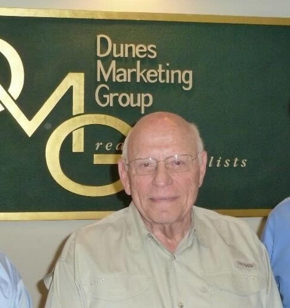 Robert Onorato, center, was one of the pioneering influences in the development of the Palmetto Dunes community on Hilton Head.