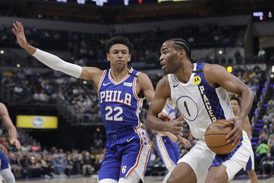 T.J. Warren (1) de los Pacers de Indiana enfrenta a Matisse Thybulle de los 76ers de Filadelfia durante la primera mitad del juego de la NBA, el lunes 13 de enero de 2020, en Indianápolis. (AP Foto/Darron Cummings)