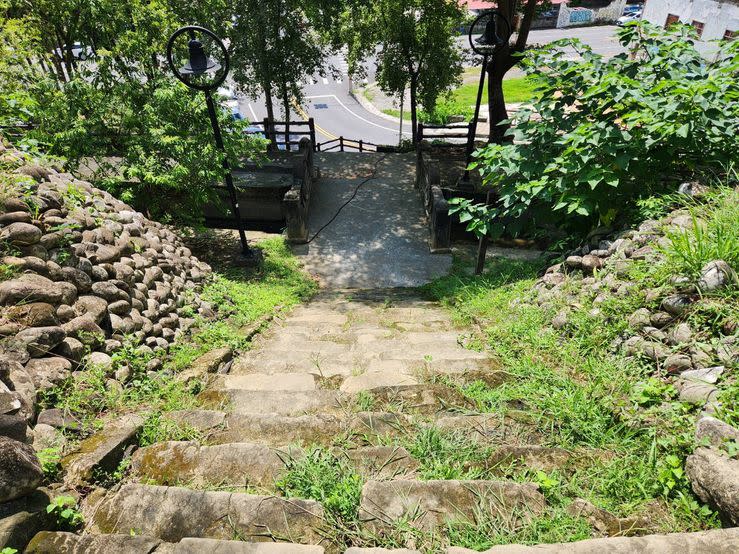 參道石階也是日治時期遺跡。（記者湯茗富攝）