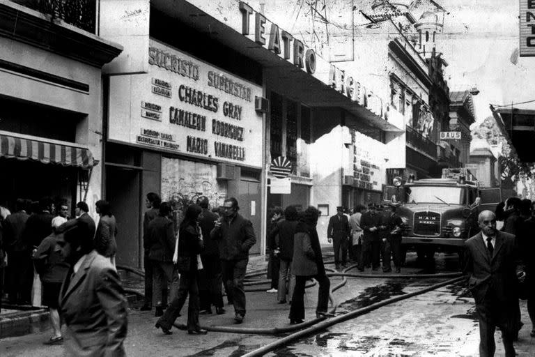 El frente del teatro Argentino, en la calle Bartolomé Mitre, con el camión de bomberos, luego del incendio