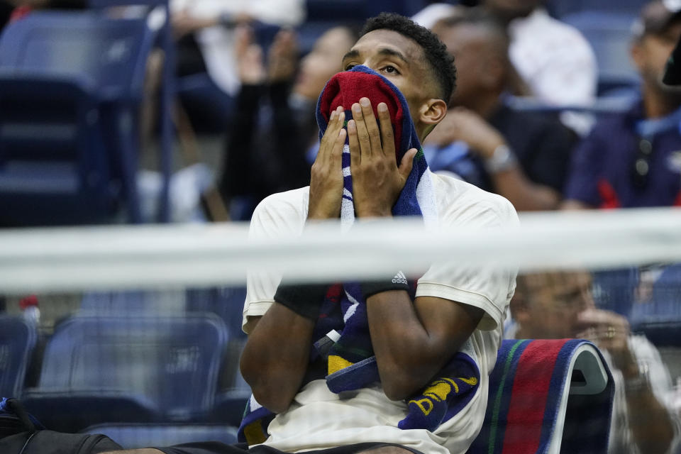 El canadiense Felix Auger-Aliassime se lamenta tras la derrota ante el ruso Daniil Medvedev, en las semifinales del US Open, el viernes 10 de septiembre de 2021 (AP Foto/Seth Wenig)