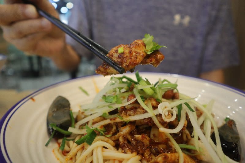 jiang's noodle house - closeup of chicken