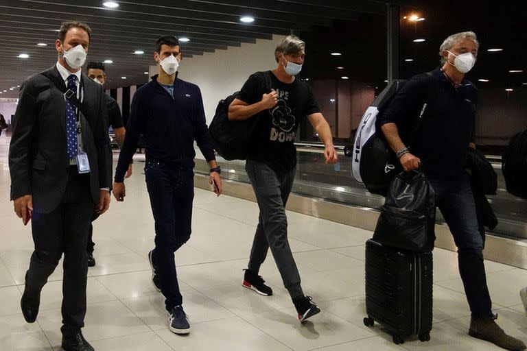 Djokovic en el aeropuerto de Melbourne junto con su entrenador Goran Ivanisevic, el año pasado, cuando fue deportado por no estar vacunado contra el coronavirus 