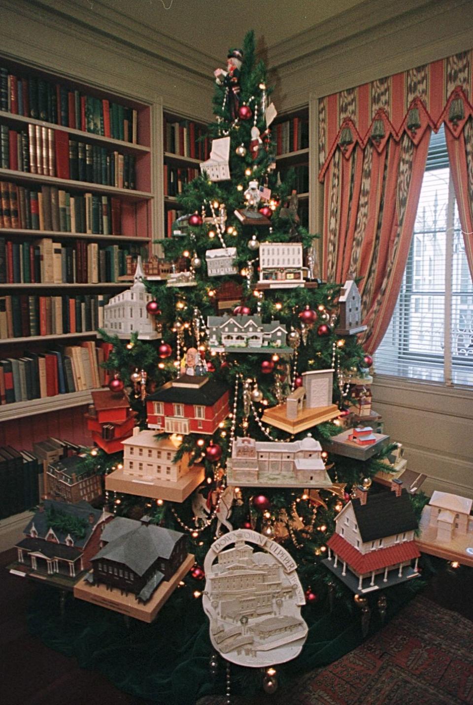 <p>For their last year in the White House, the Clintons chose the theme "Holiday Reflections" and decorated the library Christmas tree with miniature historic places. </p>