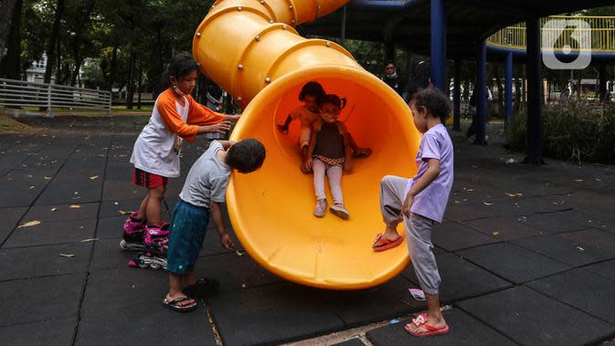 Sejumlah anak bermain di Taman Puring, Jakarta, Minggu (9/1/2022). Di tengah ancaman penyebaran covid-19 varian Omicron dan pemberlakukan PPKM level 2, masyarakat tetap melakukan aktivitas pada akhir pekan di luar rumah. (Liputan6.com/Johan Tallo)