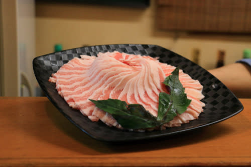 ▲阿古豬是沖繩特有品種，以涮肉方式，最能吃到原汁原味。（圖/shutterstock）