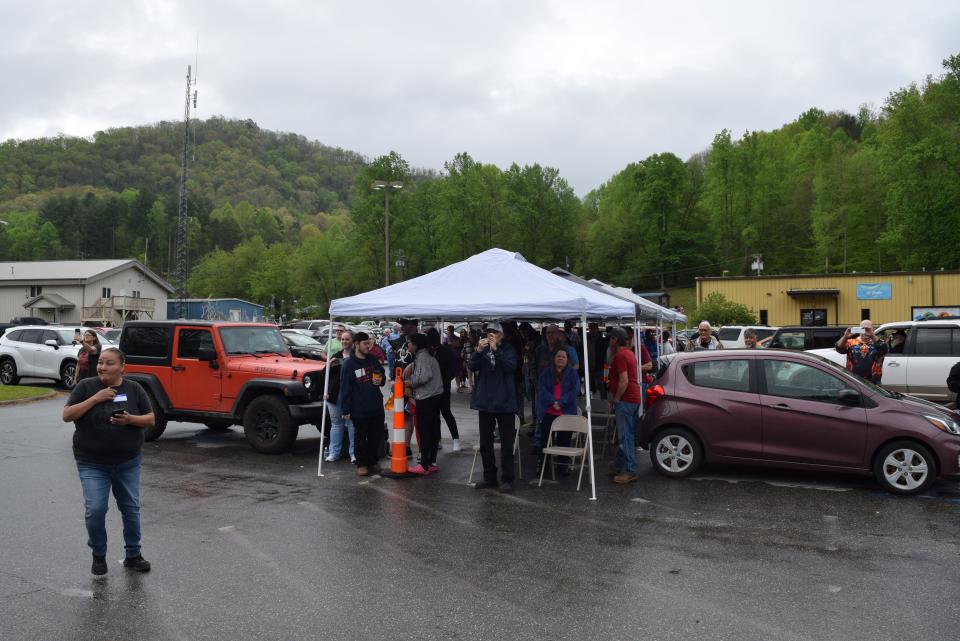 Los compradores de marihuana medicinal esperan mientras se abre el dispensario Great Smoky Cannabis Co. de la Banda Oriental de los Indios Cherokee.