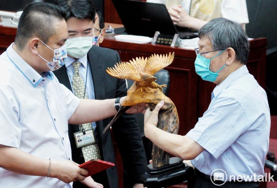 國民黨台北市議員陳重文在市議會總質詢時贈送熊鷹木雕給柯文哲。   圖：張良一 / 攝