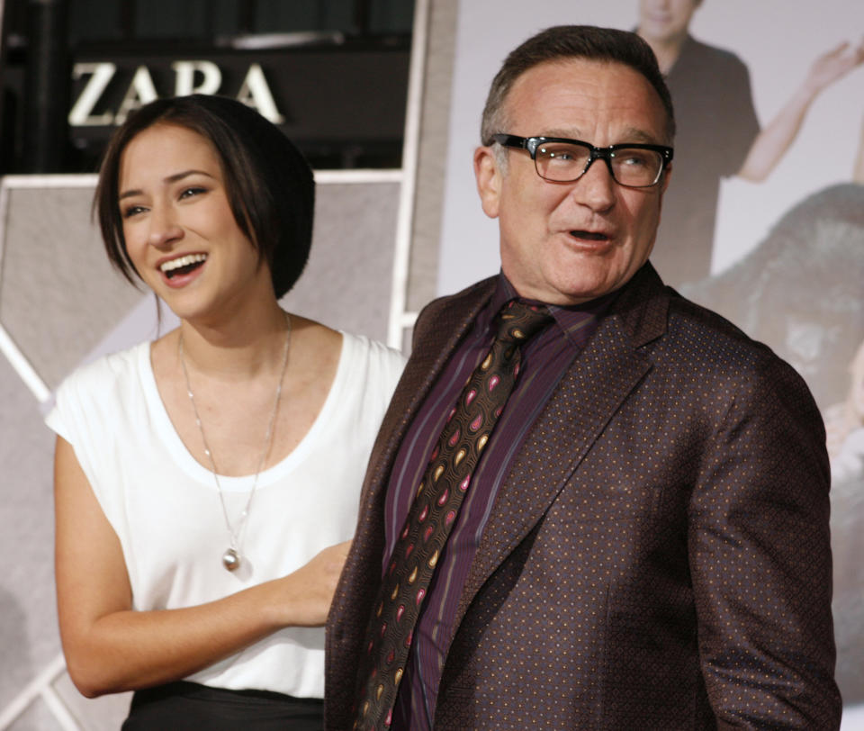 Actor Robin Williams (R) star of the new film "Old Dogs" poses with his daughter Zelda Williams as they arrive in Hollywood, California November 9, 2009. REUTERS/Fred Prouser    (UNITED STATES ENTERTAINMENT)