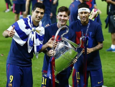 Football - FC Barcelona v Juventus - UEFA Champions League Final - Olympiastadion, Berlin, Germany - 6/6/15 Barcelona's Luis Suarez, Lionel Messi and Neymar celebrate with the trophy after winning the UEFA Champions League Final Reuters / Kai Pfaffenbach