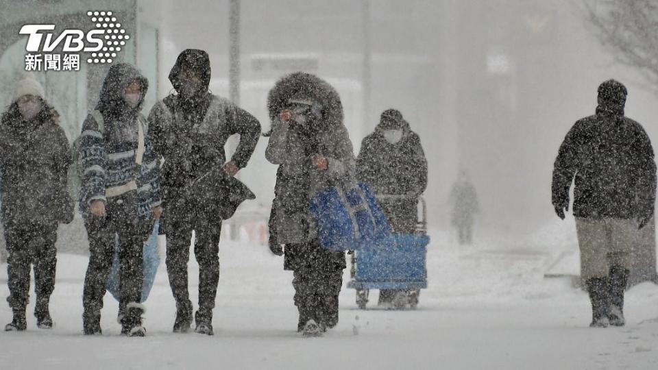 日本受寒流襲擊，多地下起大雪。（圖／達志影像美聯社）