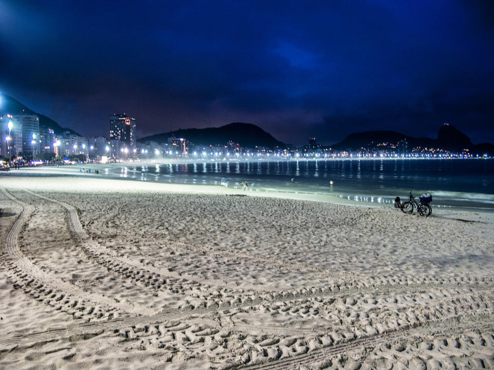 Vista nocturna de Copacabana en Río de Janeiro. (Foto:Getty)