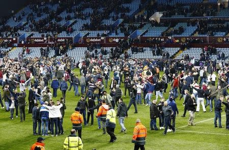 Football - Aston Villa v West Bromwich Albion - FA Cup Quarter Final - Villa Park - 7/3/15 Aston Villa fans celebrate on the pitch after the match Reuters / Darren Staples