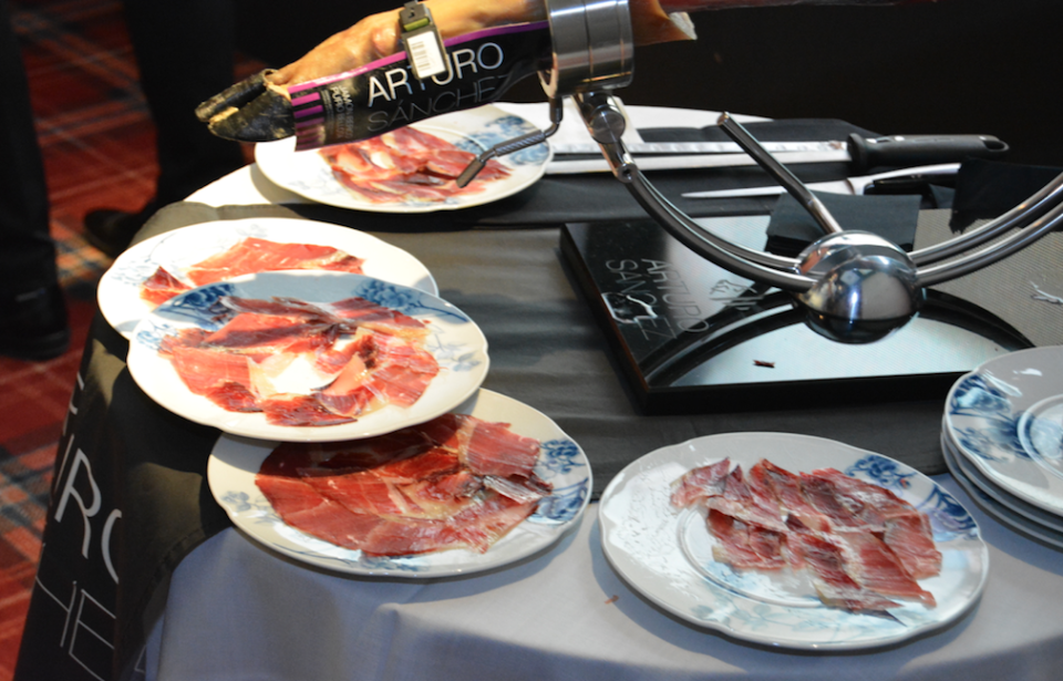 Cortar un jamón, todo un arte. Foto: Arturo Sánchez