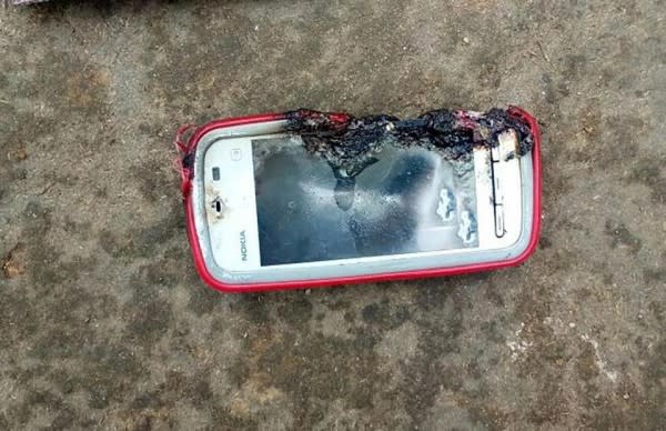 ▲ 18 歲少女邊充電邊講電話，結果 Nokia 手機突然爆炸，她活活被手機炸死。（圖／截取自太陽報）