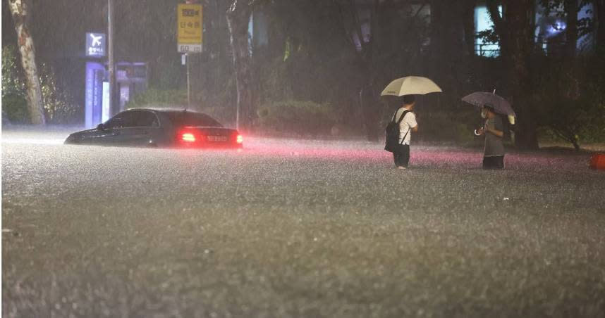 南韓首爾8日出現史無前例的大規模暴雨。（圖／達志／美聯社）