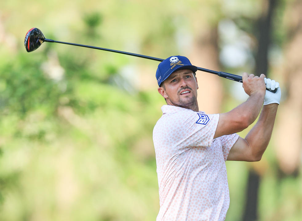 PINHURST, CAROLINA DO NORTE - 15 DE JUNHO: Bryson DeChambeau dos Estados Unidos dá sua tacada no buraco 11 durante a terceira rodada do Aberto dos Estados Unidos de 2024 no campo nº 2 no Pinehurst Resort em 15 de junho de 2024 em Pinehurst, Carolina do Norte.  (Foto de David Cannon/Getty Images)