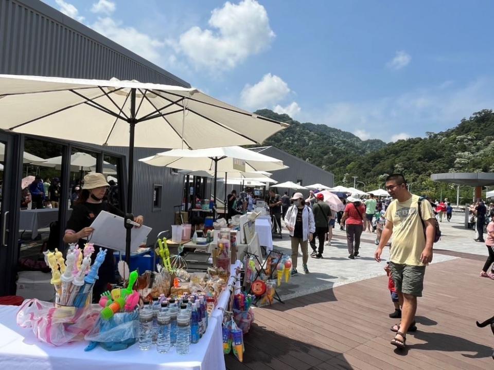 《圖說》民眾逛都市農園創意市集。〈捷運局提供〉