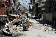 <p>A member of the Iraqi Federal Police runs for cover on the frontline in the Old City of Mosul, Iraq, June 28, 2017. (Photo: Ahmed Jadallah/Reuters) </p>