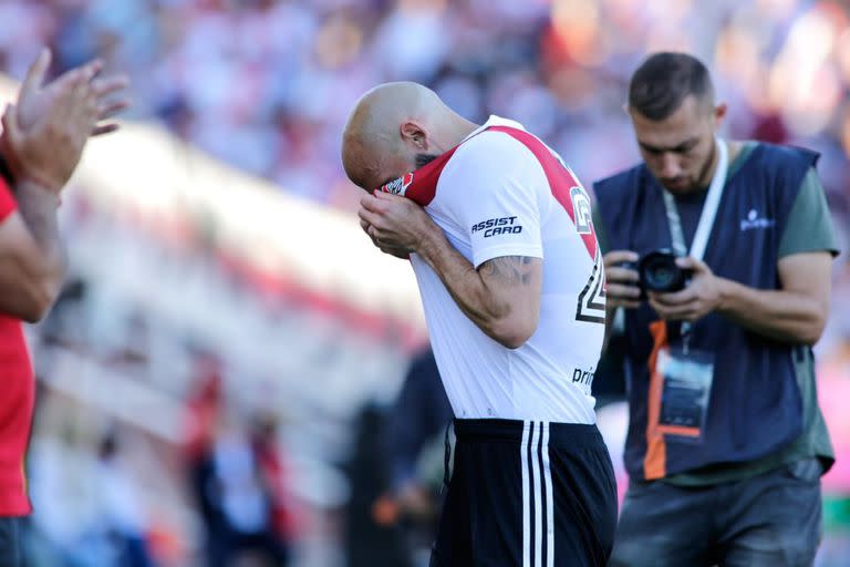 Pinola se tapa las lágrimas con la camiseta