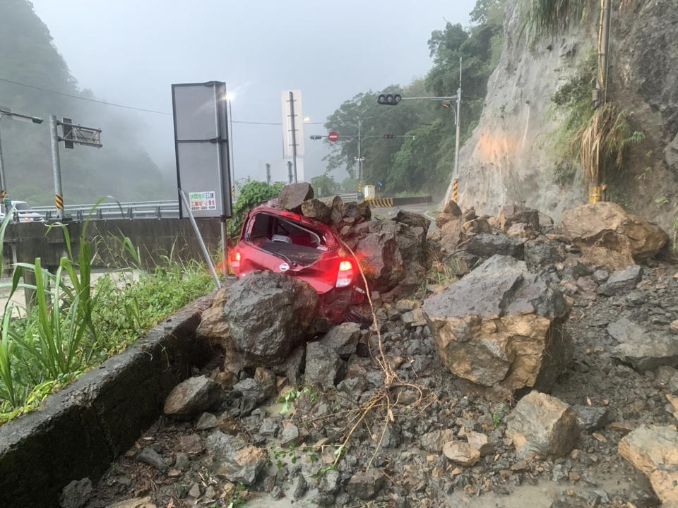 苗栗縣連夜降下豪雨，苗栗縣消防局20日上午6時許接獲報案，苗62線0.5Ｋ處落石砸中轎車，駕駛自行脫困，頭、臉、手有輕微擦傷，該路段暫時封閉。（圖／苗栗縣消防局提供）