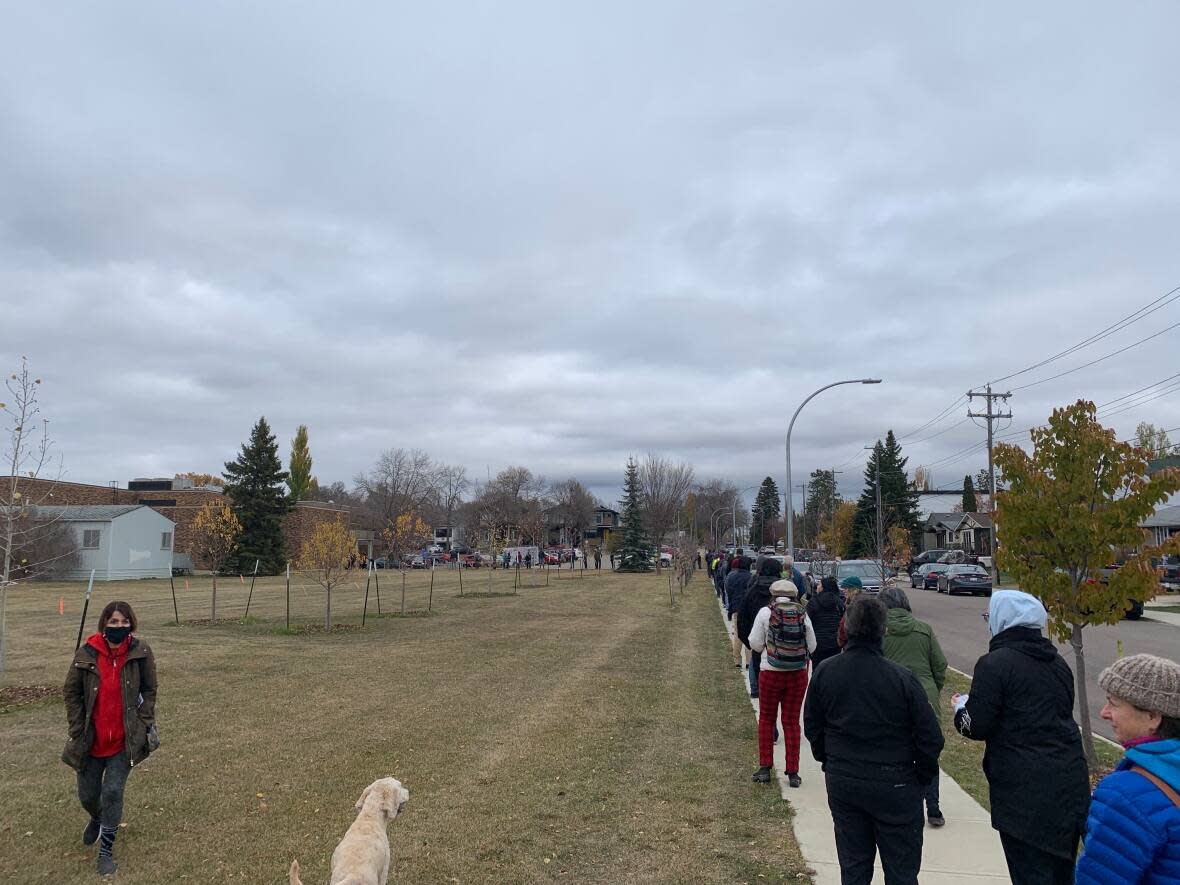 Lineups at the polling station located at École Maurice-Lavallée in Ward Metis. Lineups persisted through much of the day at polling locations around Edmonton. (Madeleine Cummings/CBC - image credit)