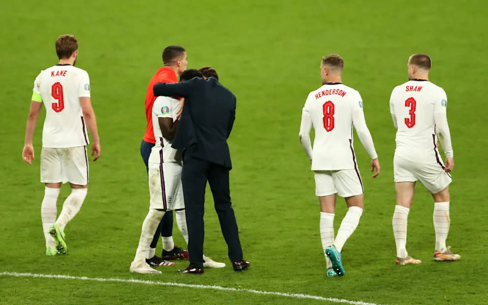 Gareth Southgate, Cheftrainer von England, tröstet Bukayo Saka aus dem englischen Team nach der Niederlage im EM-Finale der UEFA Euro 2020 zwischen Italien und England. (Bild: Getty Images)