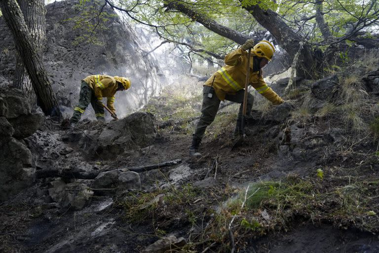 En el Parque Nacional Los Glaciares, brigadistas del ICE apagan incendios en las zonas aledañas a El Chaltén