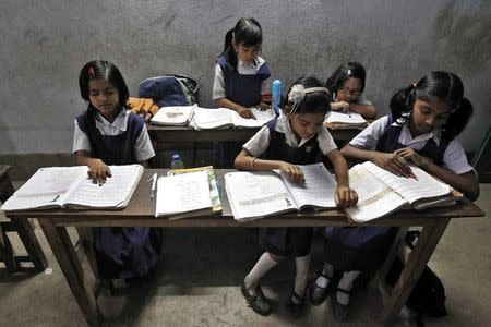 Schoolchildren study inside their classroom at a government-run school in Kolkata November 20, 2014. Picture taken November 20. REUTERS/Rupak De Chowdhuri