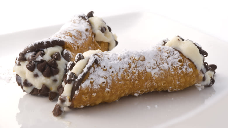 Plate with cannolis