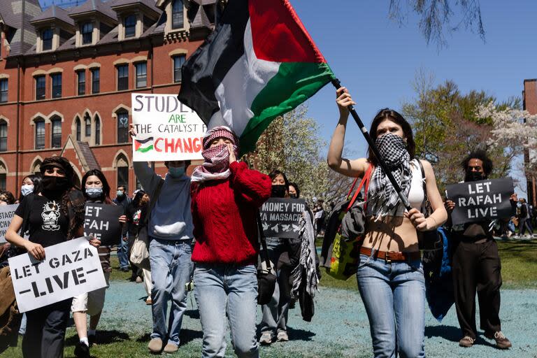 Manifestantes propalestinos marchan en el campus de la Universidad Tufts en Medford, Massachusetts, el viernes 26 de abril de 2024