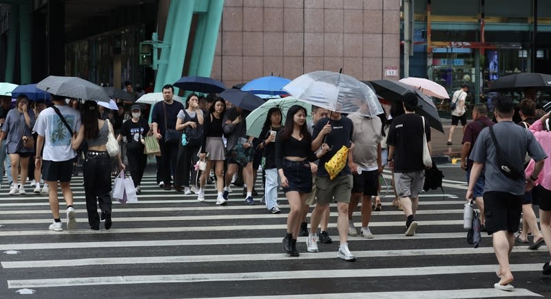 颱風緩步移動  台北市區民眾逛街 颱風山陀兒移動緩慢，至2日下午尚未登陸台灣本 島，大台北地區2日停止上班及上課，台北市信義商 圈有許多民眾下午趁著風雨不大外出逛街。 中央社記者張新偉攝  113年10月2日 