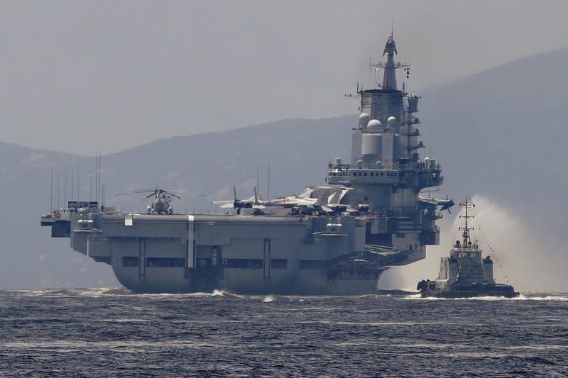 中國第一艘航母「遼寧艦」7月7日駛抵香港，參加香港回歸中國暨解放軍進駐香港20周年活動。（AP）