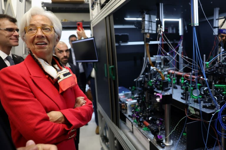 La présidente de la Banque centrale européenne (BCE) Christine Lagarde d'une visite de l'entreprise Pasqal, spécialisée dans l'informatique quantique, le 17 juin 2024 à Massy, près de Paris (Emmanuel Dunand)