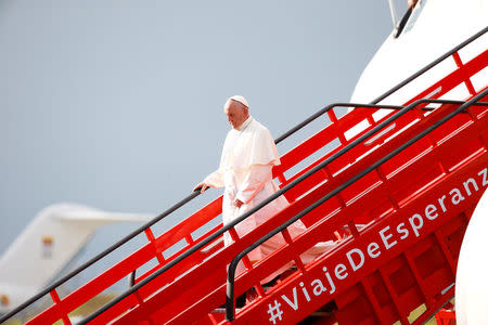 FOTOS: El Papa Francisco llega a Colombia para sanar heridas