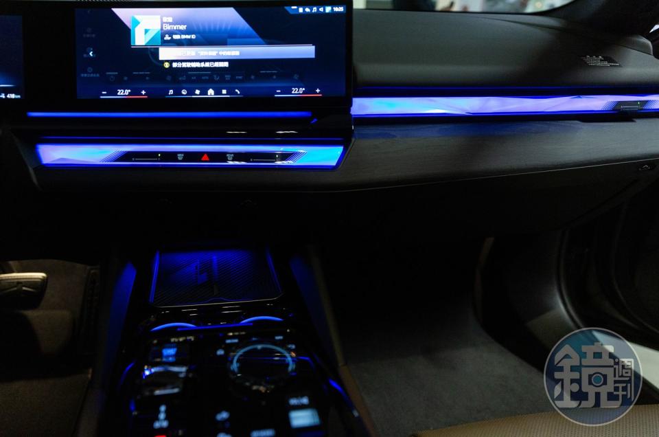 可變化多種色澤的BMW座艙環繞光幕。