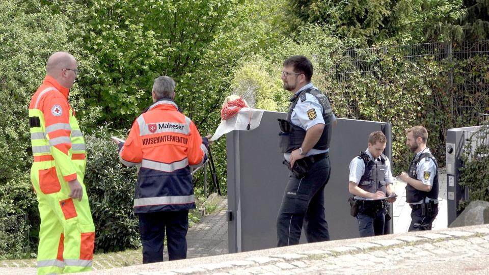 Polizisten und Rettungskräfte vor einem Wohnhaus in Tiefenbronn. Ein Familienvater soll hier seine Frau und seinen Sohn getötet haben. Foto: Aaron Klewer/Einsatz-Report24