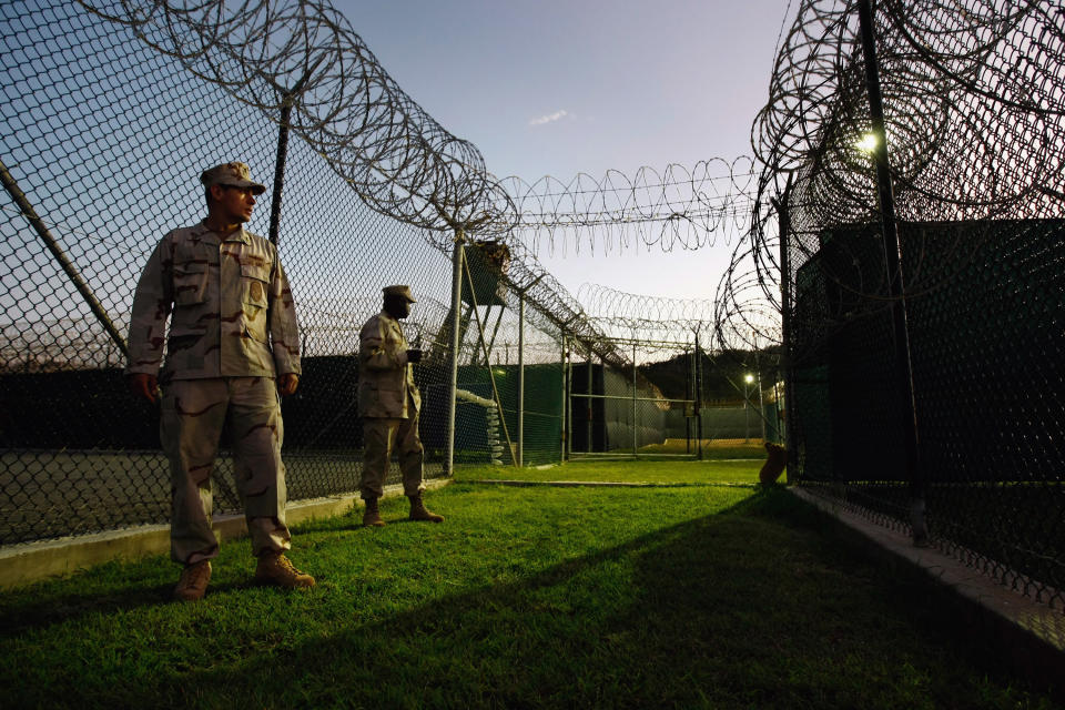 Guards stand outside&nbsp;a Guantanamo camp for Uighur detainees in October 2009. (Photo: John Moore/Getty Images)