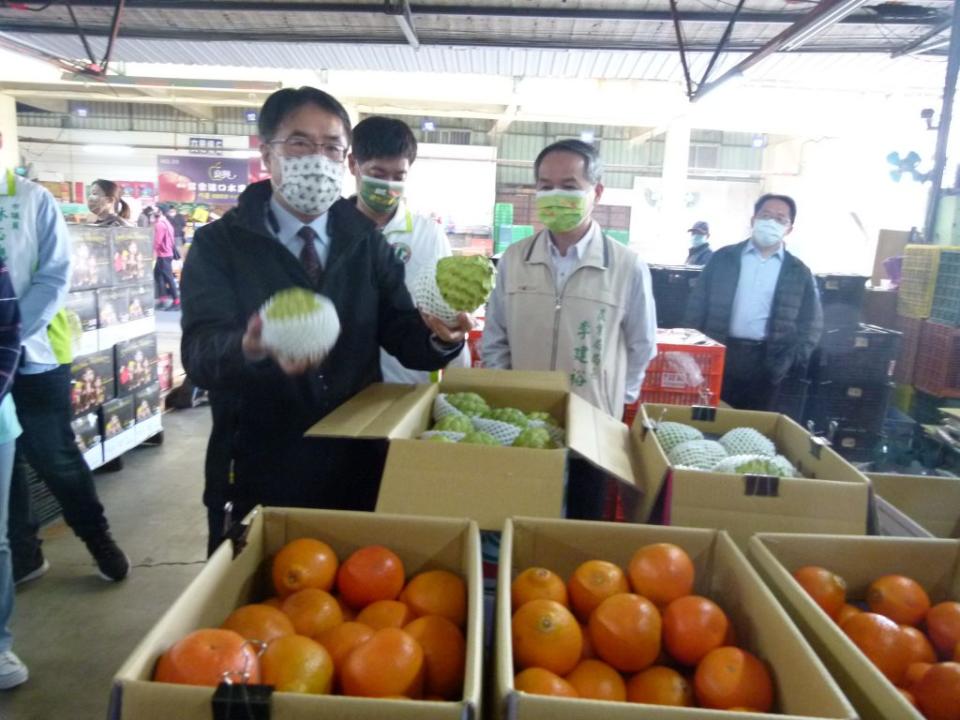 市長黃偉哲視察新化果菜市場，同時也代言市場新推出的「柿柿蘋安」禮盒。（記者張淑娟攝）