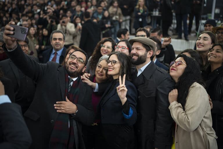 Gabriel Boric, posando para una fotografía durante la firma del Proyecto de Ley de Reorganización y Condonación de Deudas Educativas y Nuevo Financiamiento para la Educación Superior, en Santiago, capital de Chile, el 8 de octubre de 2024. (Xinhua/Presidencia de Chile) (jv) (oa) (ra) (vf)
