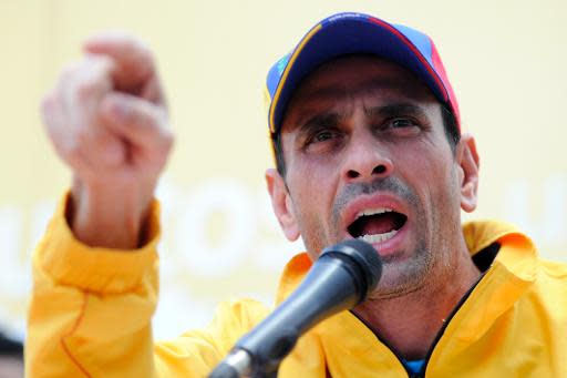 El líder de la oposición venezolana Henrique Capriles durante una conferencia de prensa en Caracas el 16 de febrero de 2014 (AFP | Leo Ramírez)