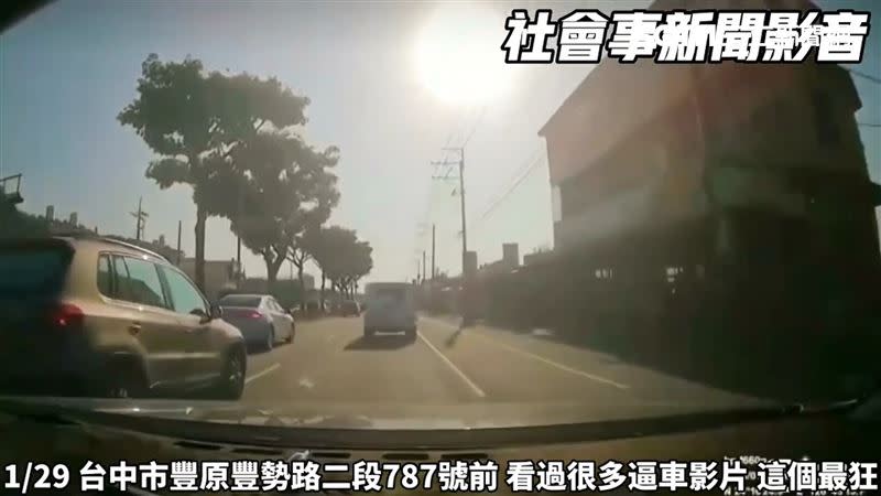 休旅車逼前車還立刻要右切，遭小客車按喇叭示警。（圖／翻攝社會事新聞影音）