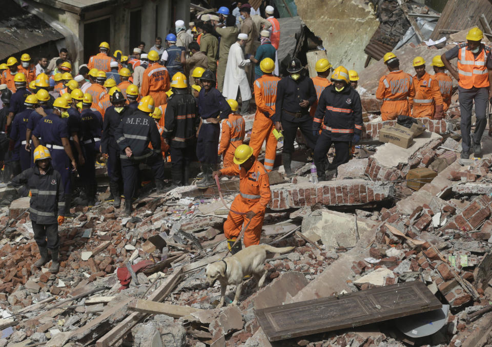 <p>Rescuers work at the site of a building collapse in Mumbai, India, Aug. 31, 2017. (Photo: Rafiq Maqbool/AP) </p>