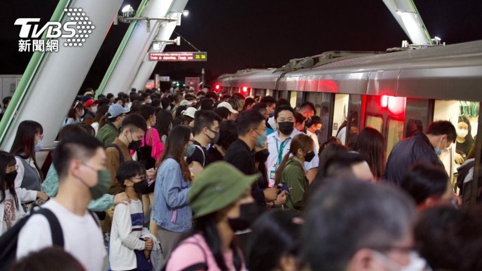 昨日散場時高雄捷運擠滿人潮。（圖／高捷提供）