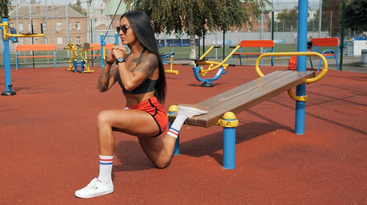  Woman doing Bulgarian split squats. 