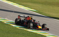 Retour à nos V6. Samedi, Max Verstappen a décroché la deuxième pole de sa carrière à São Paulo devant Sebastian Vettel, relançant le suspense autour de la lutte pour le podium mondial. Charles Leclerc ne dispose que de 14 points d’avance sur le Néerlandais (19 sur Vettel), et sa pénalité de dix places sur la grille de départ - causée par son changement de moteur durant les qualifications - risque de lui coûter cher. A moins qu’une fois encore, les conjectures ne se perdent dans les courbes imprévisibles d’Interlagos...