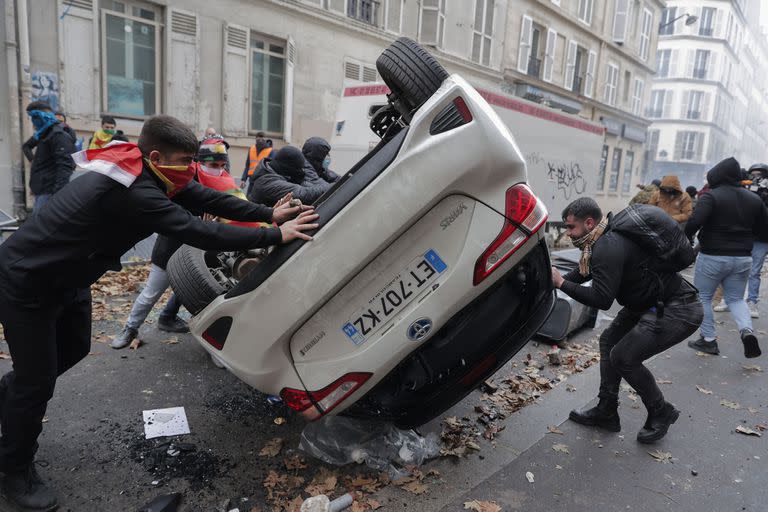 Protesta contra el reciente tiroteo en el centro cultural kurdo en París