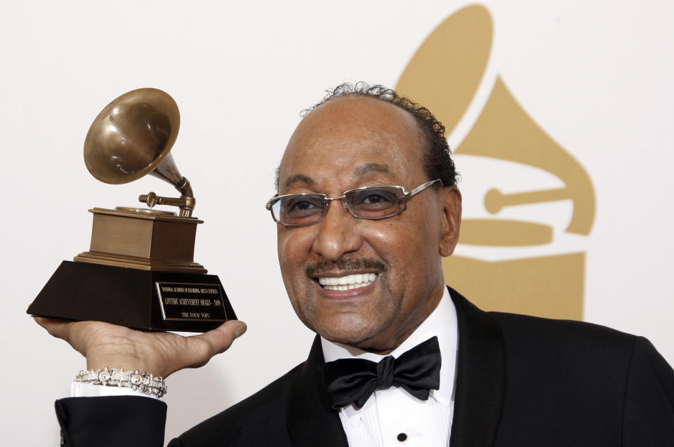ARCHIVO - Duke Fakir sostiene el premio a su trayectoria tras bambalinas en la 51ª edición anual de los premios Grammy en Los Ángeles el 8 de febrero de 2009. Fakir, el último de los Four Tops originales, murió el lunes de insuficiencia cardíaca a los 88 años. (Foto AP/Matt Sayles, archivo)