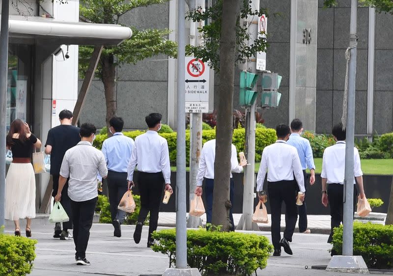 公民提案周休3日，行政院人事行政總處、勞動部今天正式回應，決定不予參採。圖為台北市內湖科技園區上班族外出買午餐。（中央社資料照）